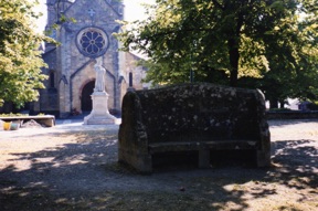 banc de pierre du XVIIIe qui a re&ccedil;u la visite de Balzac et mme Hanska en sept.1833